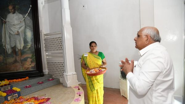 મુખ્યમંત્રી ભુપેન્દ્ર પટેલે પોરબંદર કીર્તિ મંદિર ખાતે મહાત્મા ગાંધીને પુષ્પાંજલિ અર્પણ કરી