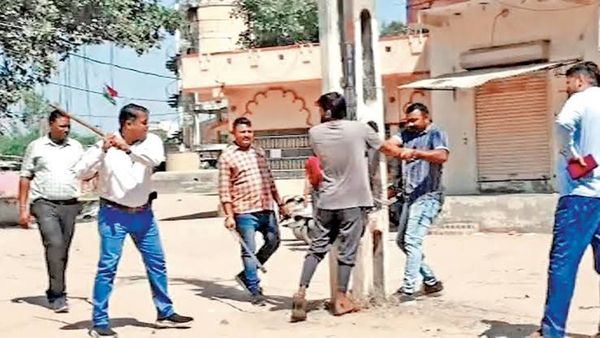 ખેડામાં મુસ્લિમ પુરૂષોને ડંડાથી માર મારવા બદલ 4 પોલીસકર્મી દોષિત, 14-દિવસની જેલ