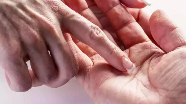 Palmistry: હાથમાં બે ભાગ્ય રેખા હોય તો મળે છે આ શુભ-અશુભ પરિણામ