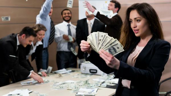 આ વ્યક્તિને મળે છે દુનિયામાં સૌથી વધુ પગાર, આંકડો જોઈને ઝીરો ગણતા રહી જશો