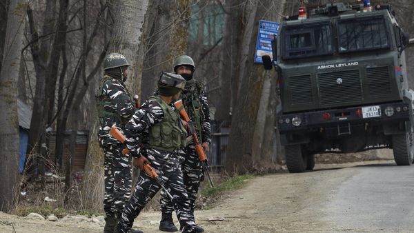 શ્રીનગર-કુપવાડા હાઈવે પર મોટો આતંકી હુમલો ટળ્યો, સેનાએ 3 સિલિન્ડર બોમ્બ નષ્ટ કર્યા