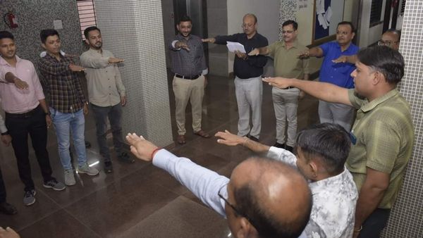 રાષ્ટ્રીય એકતા શપથ દિવસે જામનગર કલેકટર કચેરી ખાતે કર્મચારીઓએ શપથ ગ્રહણ કર્યા