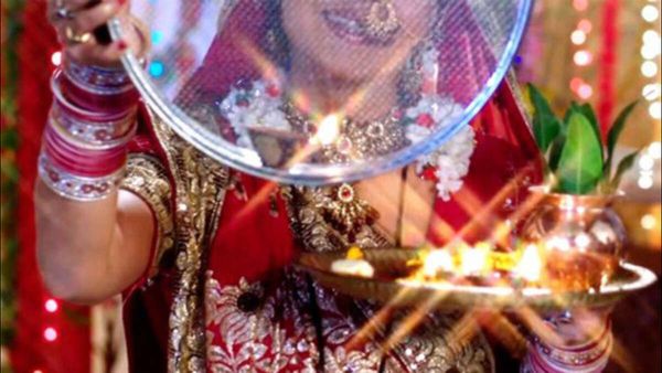 Karwa Chauth Unlucky Colors: કડવા ચોથ પર ભૂલથી પણ આ 4 રંગોની ના પહેરતા સાડી, લગ્નજીવનમાં થઈ શકે છે કંકાશ