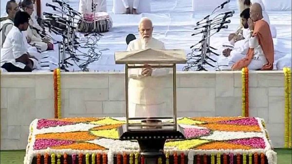 પીએમ મોદીએ મહાત્મા ગાંધી, લાલ બહાદૂર શાસ્ત્રીને રાજઘાટ-વિજય ઘાટ પર આપી પુષ્પાંજલિ