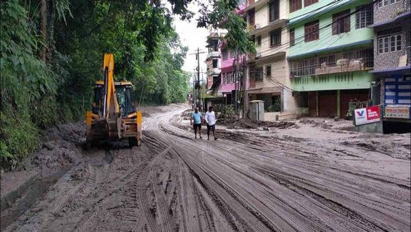 Sikkim Floods: સિક્કિમમાં સ્થિતિ વણસી, બચાવ કાર્ય અટક્યુ, અત્યાર સુધી 27ના મોત, 143 ગુમ