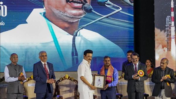 Chandrayaan 3: તમિલનાડુ સરકારે 9 ઈસરો વૈજ્ઞાનિકોને કર્યા સમ્માનિત, આપ્યુ 25 લાખનુ રોકડ પુરસ્કાર