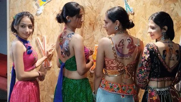 ભારત-પાકિસ્તાન મેચ દરમિયાન ટેટૂનો ક્રેઝ, હસીનાઓ વિવિધ ટેટૂ બનાવીને મેદાન પર પહોંચી