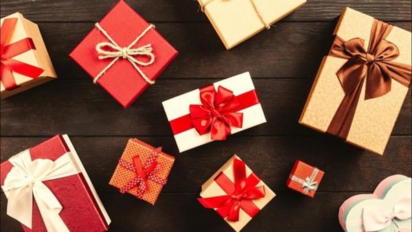 Diwali Gifts: પોતાનુ ભાગ્ય ચમકાવવા માટે ભેટમાં આપો આ 5 વસ્તુઓ, ગુડ લક સાથે વધશે બેંક બેલેન્સ