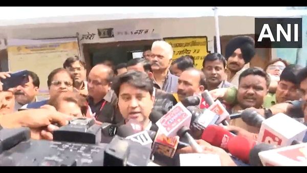 MP Election: જ્યોતિરાદિત્ય સિંધિયાએ આપ્યો મત, સ્પષ્ટતા કરી કહ્યુ - હું સીએમ પદની રેસમાં નથી