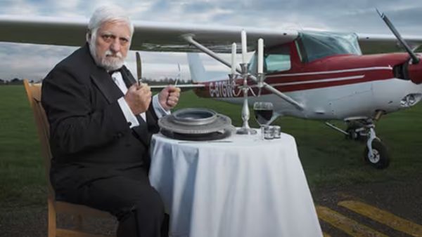 એક વ્યક્તિ બેઠા બેઠા પુરૂ વિમાન ખાઈ ગયો, મળો 9 ટન ધાતુ પચાવી જનારા અનોખા વ્યક્તિને