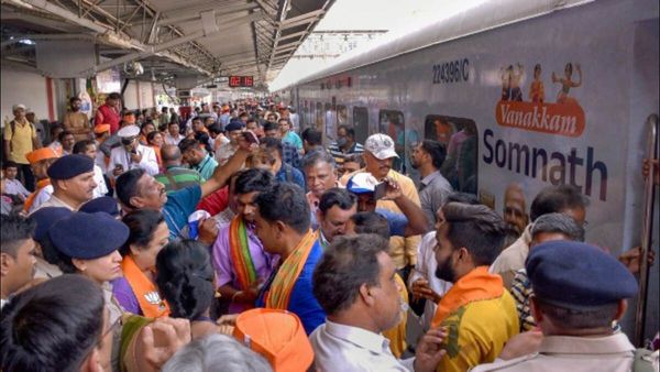 સુરત રેલવે સ્ટેશન પર ટ્રેન પકડતી વખતે થઈ નાસભાગ, એકનુ મોત, ઘણા ઘાયલ