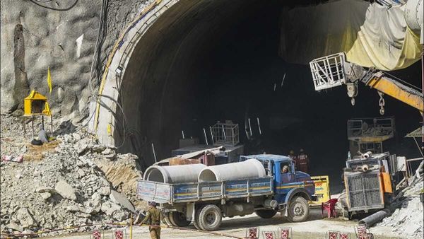 ઉત્તરકાશી ટનલ રેસ્ક્યુઃ 41 મજૂરોને બહાર કાઢવા માટે હવે આ 2 પ્લાન પર પૂરુ ફોકસ, કેમ અટક્યુ છે બચાવ કાર્ય