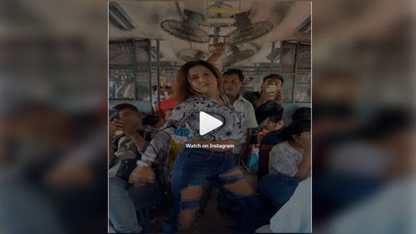 Viral Video: યાત્રીઓથી ભરેલી ટ્રેનમાં યુવતીએ કર્યો ડાન્સ, લોકોને આવી ગઇ મોજ