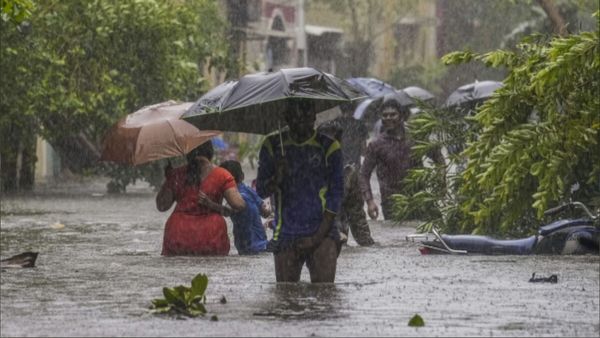 'મિચૌંગ વાવાઝોડાએ તમિલનાડુમાં વેર્યો વિનાશ, લોકો બેઘર, વીજળી ડૂલ..., જુઓ Video