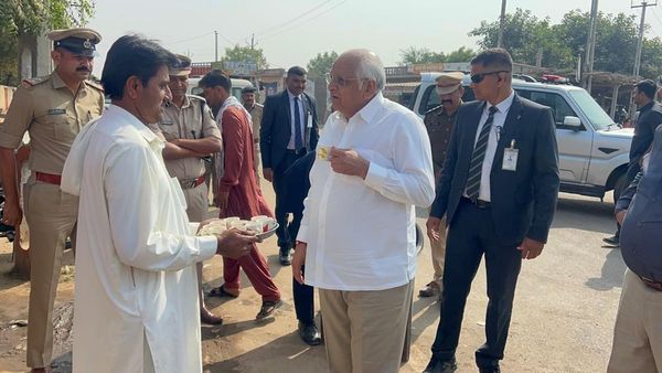 CM ભૂપેન્દ્ર પટેલે ખાવડા જંક્શન પર માણી ચાની મજા