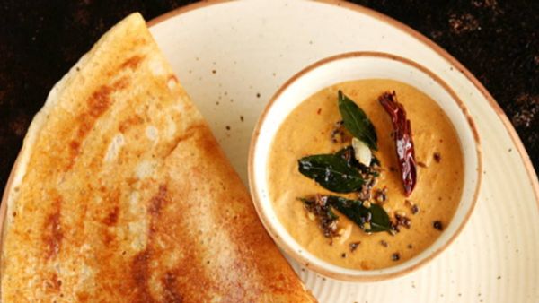 Video : કેમ ચર્ચામાં છે મુંબઈ એરપોર્ટના ઢોસા? સોશિયલ મીડિયા પર કેમ વાયરલ થઈ રહ્યા છે?