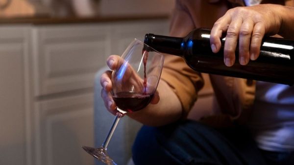 કોડીઓના ભાવે તૈયાર થતી દારૂની બોટલ બજારમાં આટલી મોંઘી કેમ વેચાય છે? જાણો કેટલા ટેક્સ લાગે છે?