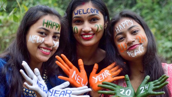 Happy New Year : દુનિયામાં આ જગ્યાઓ પર વિચિત્ર રીતે થાય છે નવા વર્ષની ઉજવણી