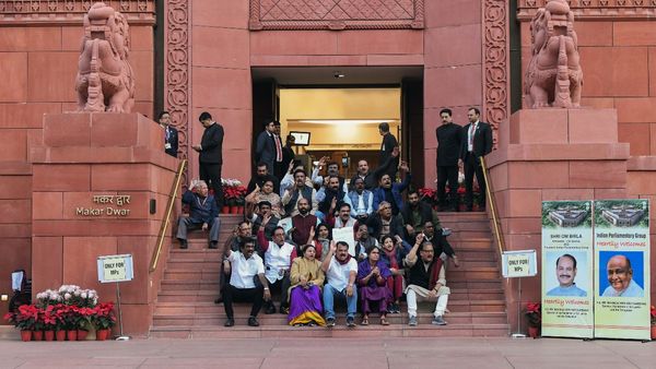 સસ્પેન્ડ થાય તો સાંસદોનો પગાર કપાય કે નહીં? જાણો કેટલુ નુકસાન થાય?