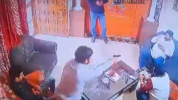 Video : કરણી સેનાના અધ્યક્ષ સુખવેદ સિંહ ગોગામેડીની ગોળીઓથી વીંધીને હત્યા, CCTV સામે આવ્યા