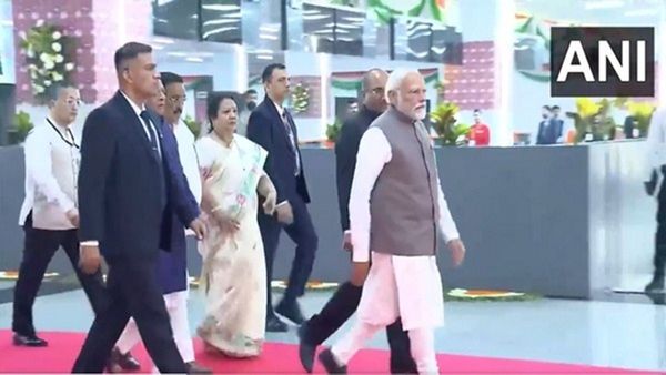 1.5 લાખથી વધુ લોકોને મળશે નોકરી, PM મોદીએ કર્યું સુરત ડાયમંડ બુર્સનું ઉદ્ઘાટન