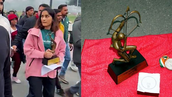 વિનેશ ફોગાટે કર્તવ્ય પથ પર ખેલ રત્ન છોડી દીધો, પોલીસે રોકતા પગલુ ભર્યુ