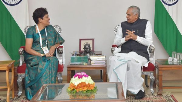 શ્રીલંકાના ઉચ્ચાયુક્ત ક્ષેણુકા સેનેવિરત્નેએ રાજ્યપાલ સાથે કરી મુલાકાત