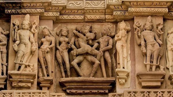 ખજુરાહોના મંદિરોમાં કામુક મુર્તિઓ કોણે અને ક્યારે બનાવી? આ માન્યતાઓમાં છે તેનો જવાબ