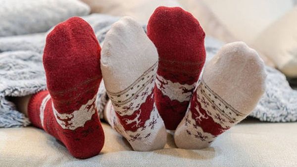 ઠંડીમાં મોજા પહેરીને સુવુ જોઈએ કે નહીં? જાણો શું કહે છે નિષ્ણાતો?