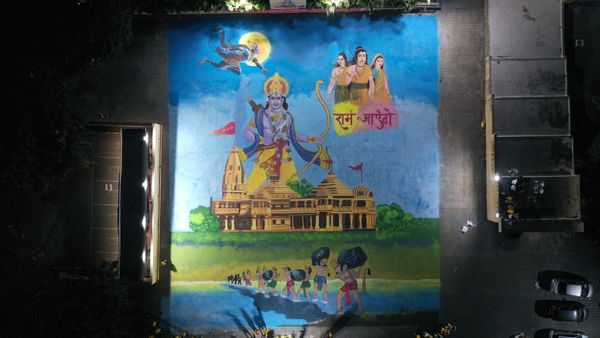 સુરતના કતારગામ કોમ્યુનિટી હોલ ખાતે કલાર્પણ આર્ટ ગ્રૂપની બહેનોએ ૧૧,૧૧૧ સ્કેવેર ફૂટની રંગોળી બનાવી