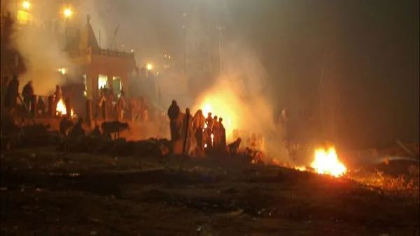 Funeral: અંતિમ સંસ્કાર બાદ સ્મશાનથી આવતી વખતે પાછુ વળીને કેમ ના જોઈ શકાય?