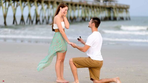 Propose Day 2024 : તમારી પ્રિયતમાને પ્રપોઝ કરતી વખતે આપી શકો છો આ ગિફ્ટ