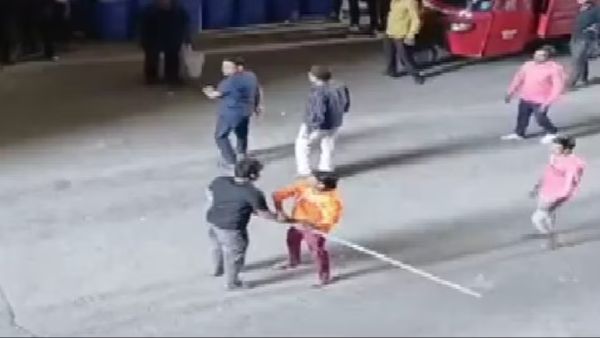 સુરતમાં બિલ્ડરના ગુંડાઓની મજૂર સાથે મારામારી, વીડિયોમાં સામે આવી બર્બરતા