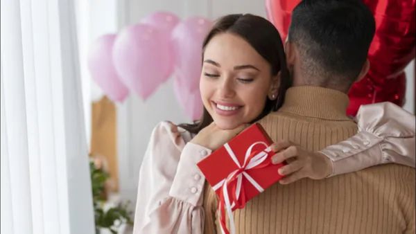 Valentines Day 2024 Gifts: પાર્ટનરના ચહેરા પર સ્માઈલ જોવી હોય તો તેમને રાશિ મુજબ આપો આ ગિફ્ટ
