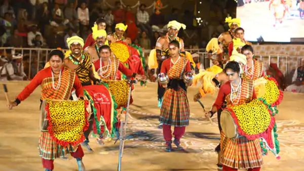 રાજ્યપાલ આચાર્ય દેવવ્રતે લેડી ગવર્નર દર્શના દેવી સાથે સંસ્કૃતિ કુંજમાં વસંતોત્સવની મજા માણી