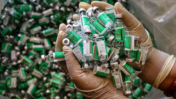 Covishield : કોવિશિલ્ડ વૈક્સિન લેનારાને ડરવાની કેટલી જરૂર? જાણો શું કહે છે જાણકારો?