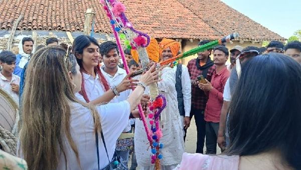 ગ્લેમરની દુનિયાની મધ્યપ્રદેશના ગામડાઓમાં શું કરી રહી છે સારા તેંડુલકર? જુઓ ફોટો