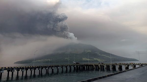 Video : ઇન્ડોનેશિયામાં ખતરનાક માઉન્ટ રુઆંગ જ્વાળામુખી ફરી ફાટ્યો, જુઓ વીડિયો