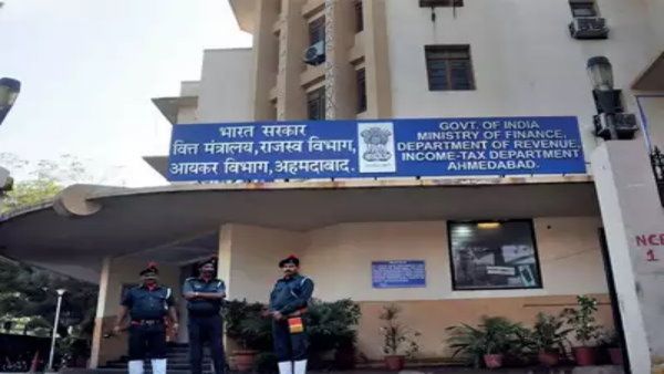 અમદાવાદ અને વડોદરામાં ઈન્કમટેક્સનું મેગા ઓપરેશન, 27 જગ્યાઓએ દરોડા