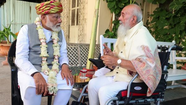 જામનગરના રાજવી જામસાહેબે મતદાન કર્યુ, નાદુરસ્ત તબિયત હોવા છત્તા મતદાન મથકે પહોંચીને મત આપ્યો