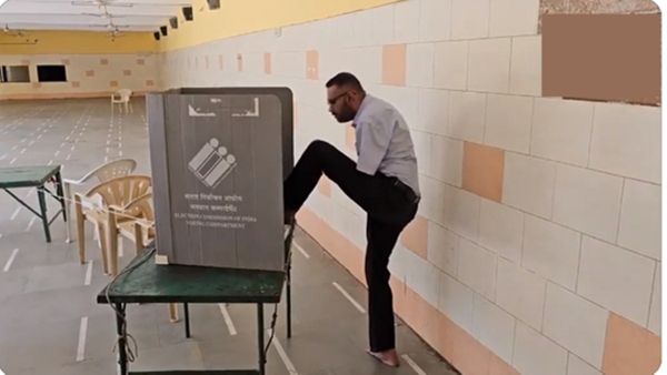 બે હાથ નથી તો પગના અંગૂઠાથી આપ્યો મત, મતદાન કરીને જાગૃતિનું ઉદાહરણ આપ્યું