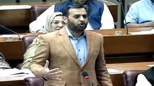 ભારત ચાંદ પર પહોંચી ગયુ અને આપણા બાળકો ગટરમાં મરી રહ્યા છે, પાકિસ્તાનની સંસદમાં ભારતની ચર્ચા