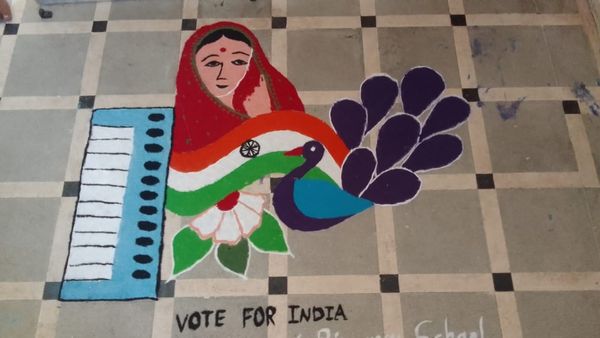 સામૂહિક રંગોળી બનાવી લોકોને આપ્યો મતદાન જાગૃતિનો સંદેશ