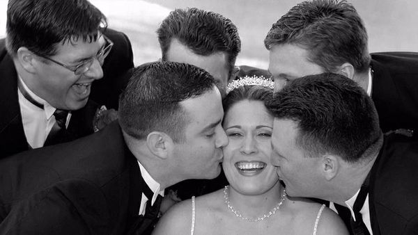 અહીં લગ્ન દરમિયાન દુલ્હનને કિસ કરે છે કુંવારા યુવાનો, જાણો ક્યાં જોવા મળે છે આ પંરપરા?