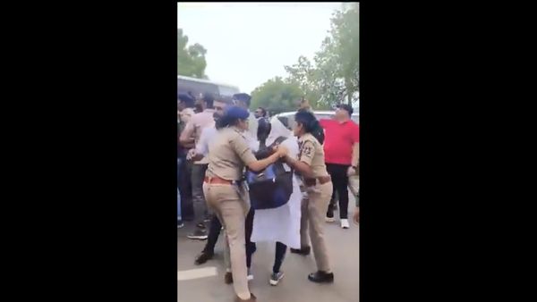 TET-TAT પાસ ઉમેદવારોનુ ગાંધીનગરમાં ઉગ્ર આંદોલન, પોલીસે મહિલાઓને ઢસડતા આક્રોશ, જિજ્ઞેશ મેવાણીની અટકાયત