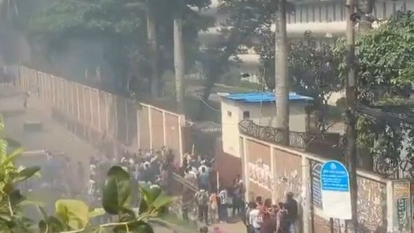 બાંગ્લાદેશમાં આંદોલનકારીએ સરકારી ટીવી ચેનલની ઓફિસને આગ લગાવી