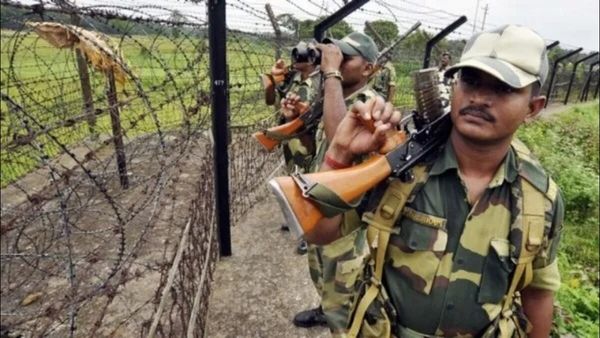 BSF Recruitment: સેનામાં ભરતી થવાની સુવર્ણ તક, 12મુ પાસ પણ કરી શકે છે અરજી, 1.42 લાખ સુધી મળશે પગાર!