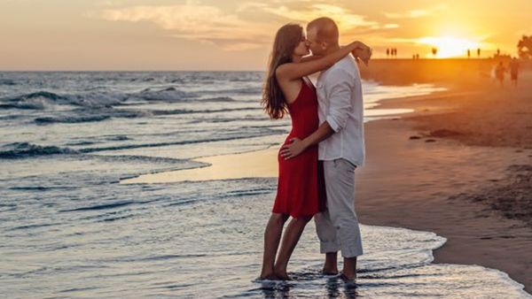 Relationship : શું છે 6 સેકન્ડ કિસ અને 20 સેકન્ડ હગ રૂલ્સ? જાણો કેમ કપલ માટે જરૂરી છે?