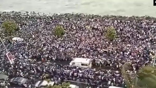 Video: ટીમ ઈન્ડિયાના વિજય સરઘશ વચ્ચે માનવતાની મિશાલ, લાખોની ભીડ વચ્ચેથી આવી રીતે નીકળી એમ્બ્યુલન્સ