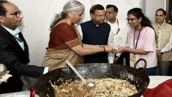 Halwa Ceremony: નાણા મંત્રાલયના દરવાજા થયા 'લૉક', બજેટની તૈયારી પહેલા નાણામંત્રીએ કરાવ્યુ મોઢુ મીઠુ